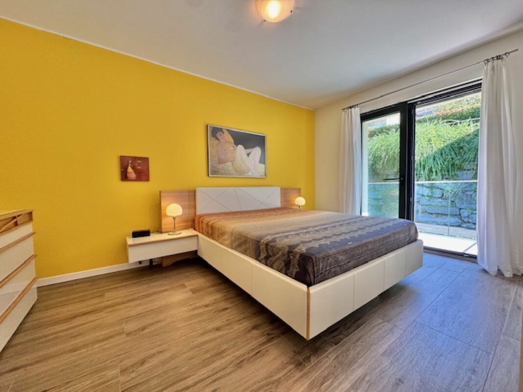 Helles Schlafzimmer mit Zugang ins Freie
