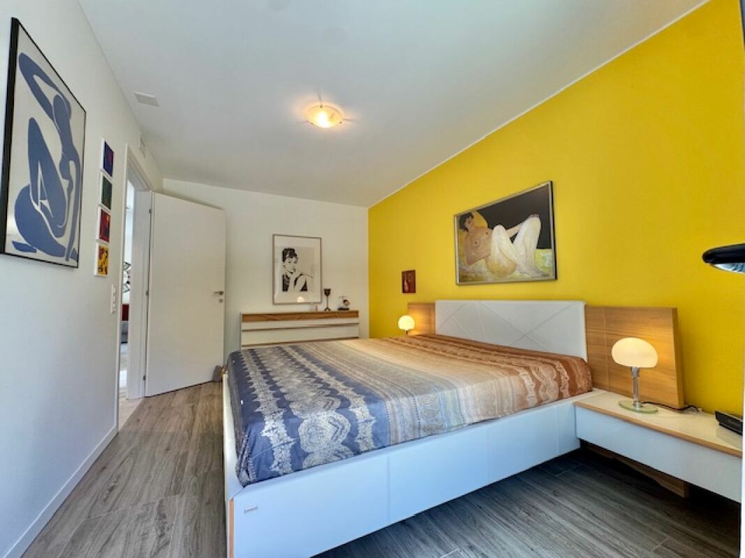 Modernes Schlafzimmer mit farbiger Akzentwand