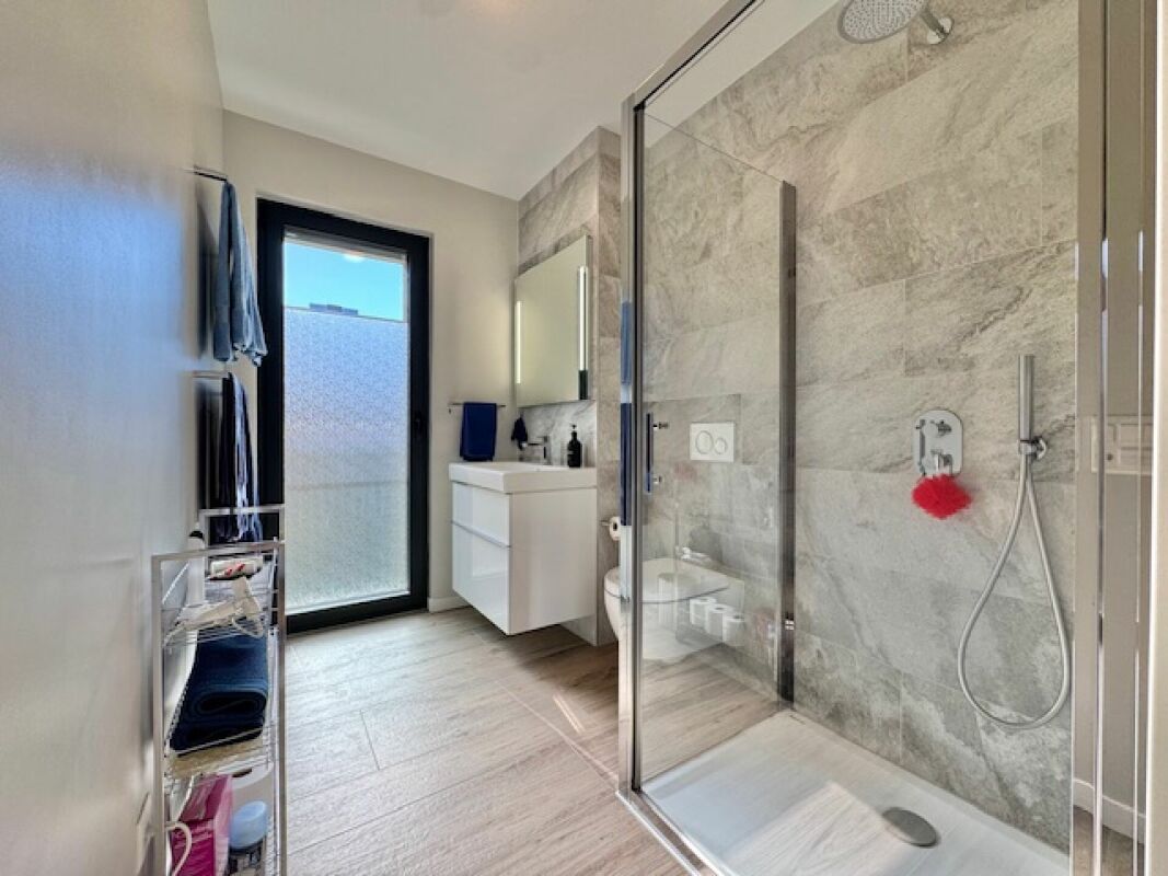 Modernes Badezimmer mit begehbarer Dusche