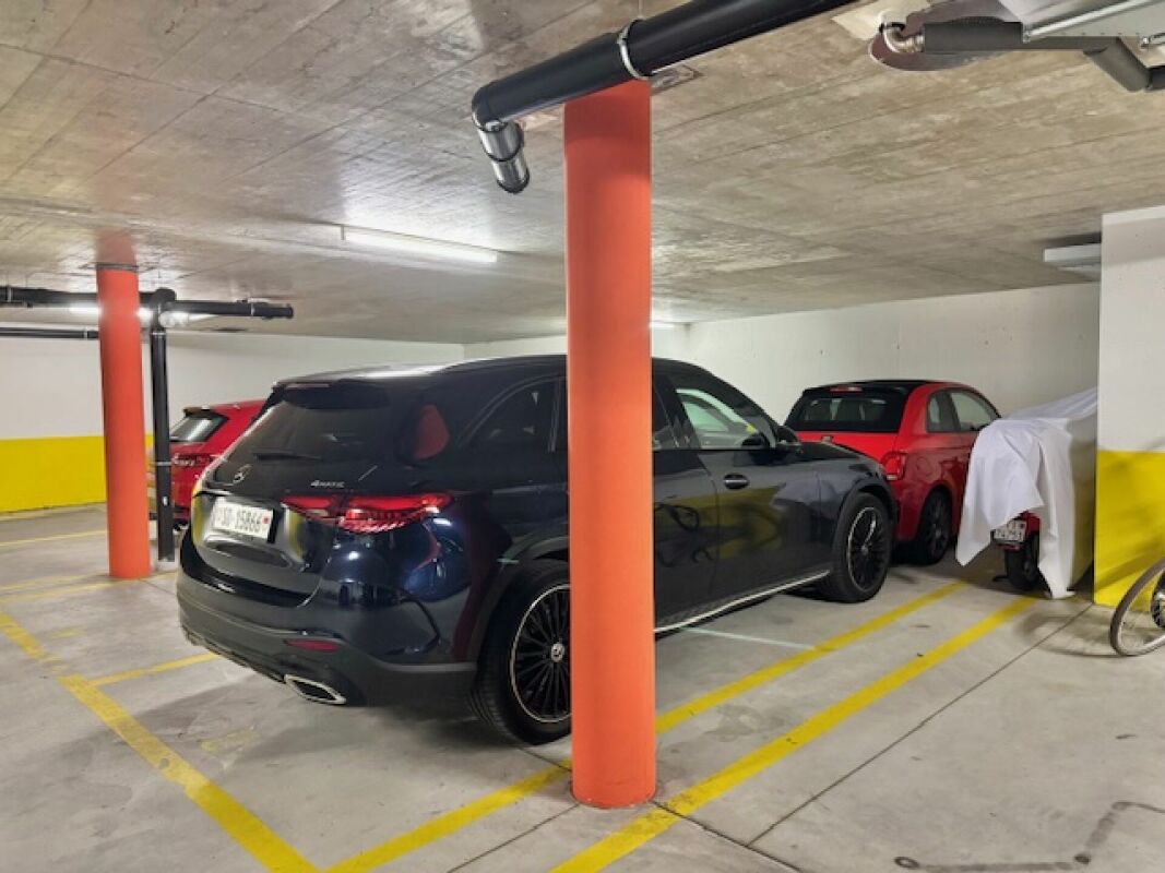 Tiefgarage mit geparkten Fahrzeugen