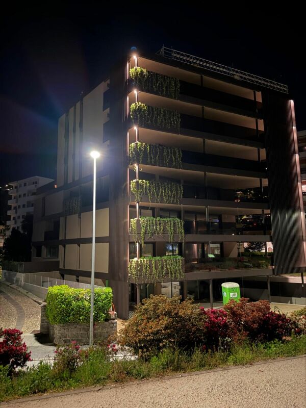 Mehrfamilienhaus bei Nacht