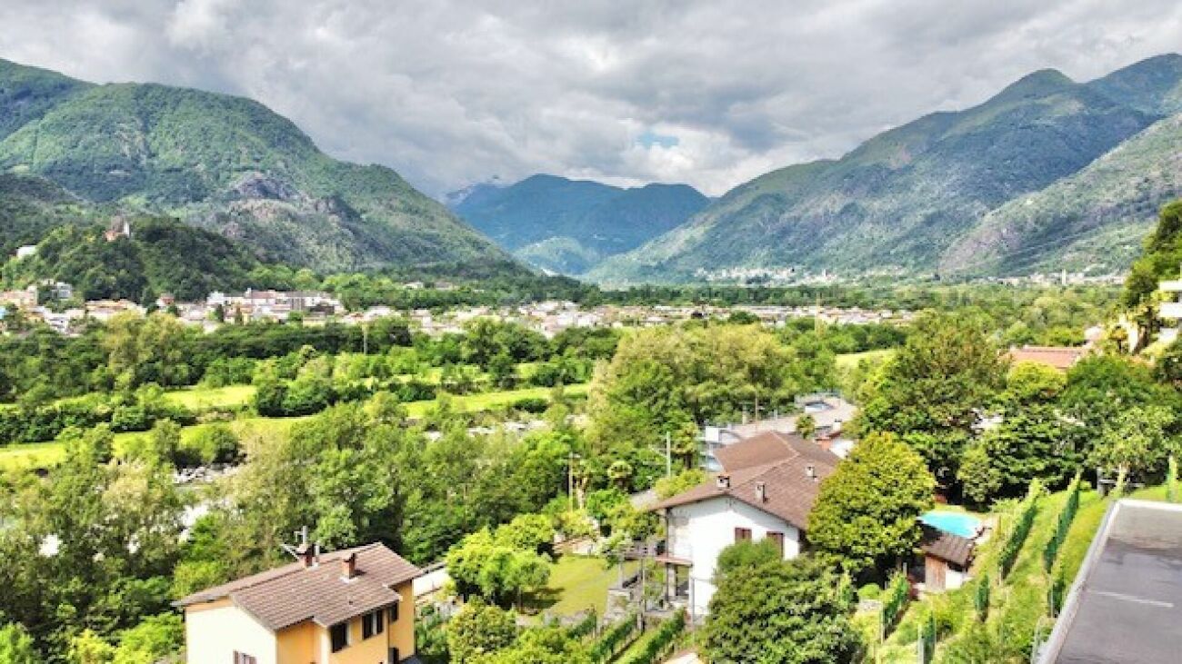 Berg- und Talblick über ein grünes Wohngebiet