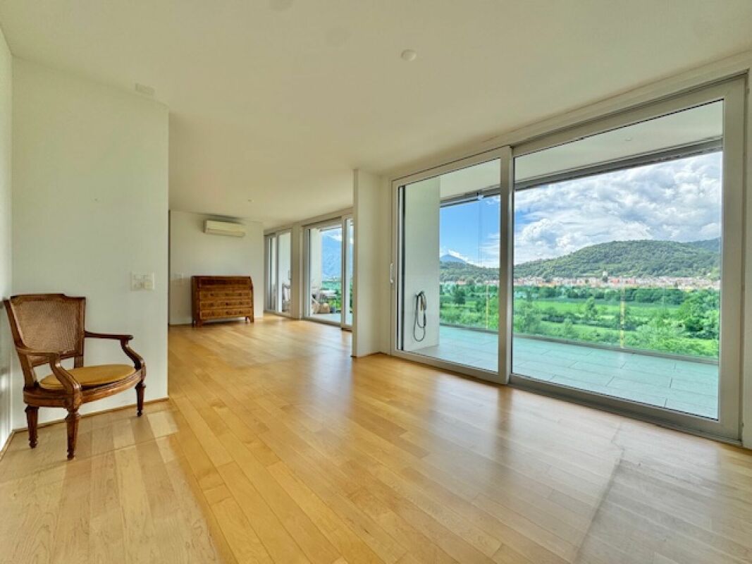 Großzügiger Wohnraum mit Panoramafenster und Talblick