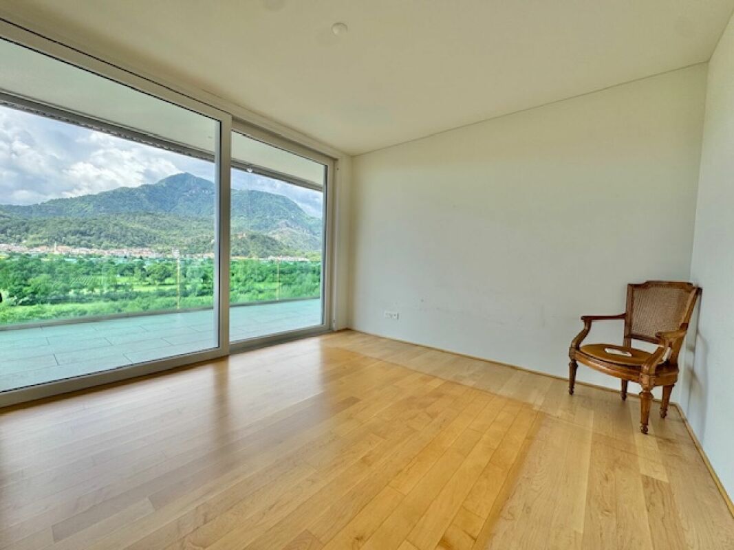 Heller leerer Raum mit Bergblick