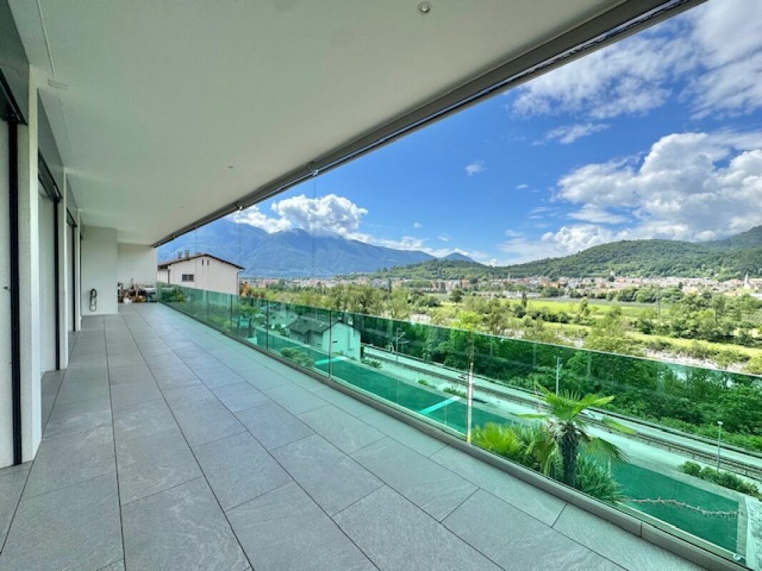 Große überdachte Terrasse mit Panoramablick