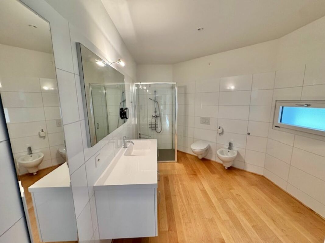 Modernes Badezimmer mit bodengleicher Dusche und Doppelwaschbecken