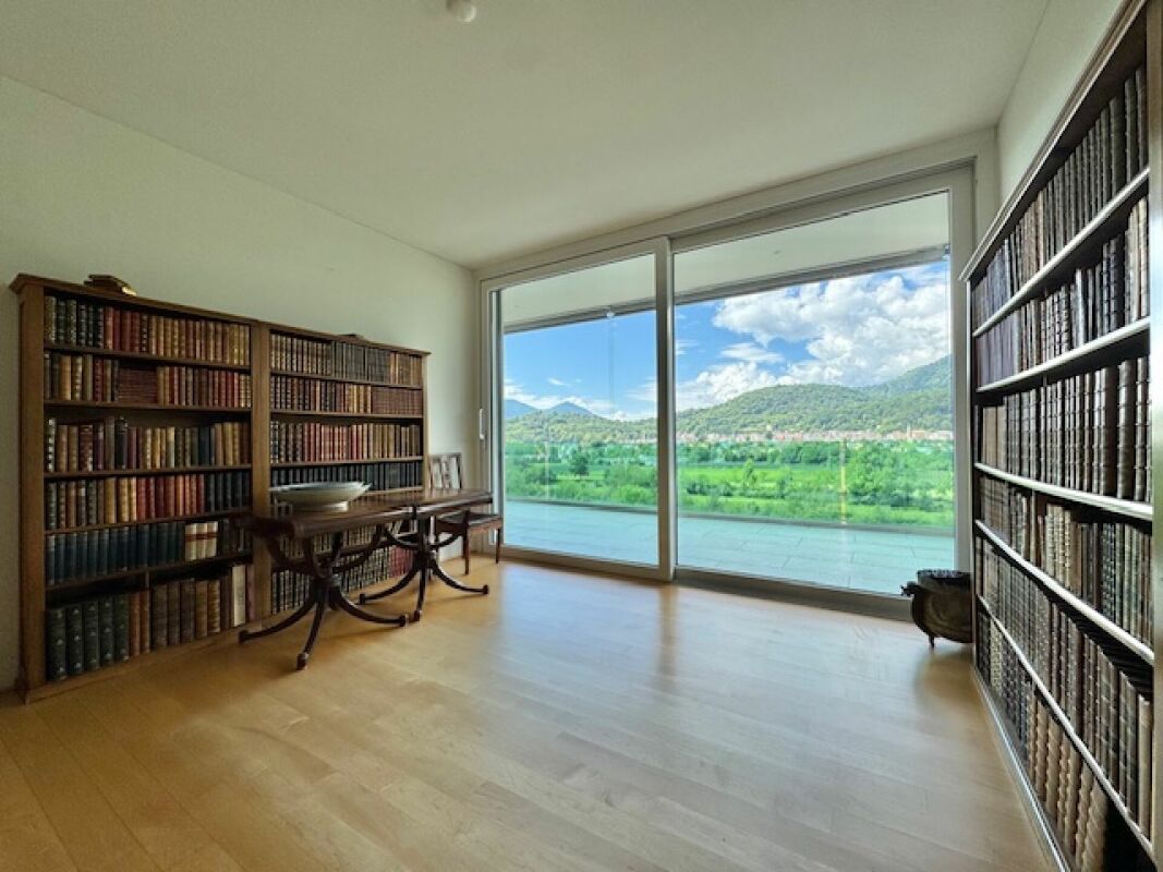 Bibliotheksraum mit Panoramafenster