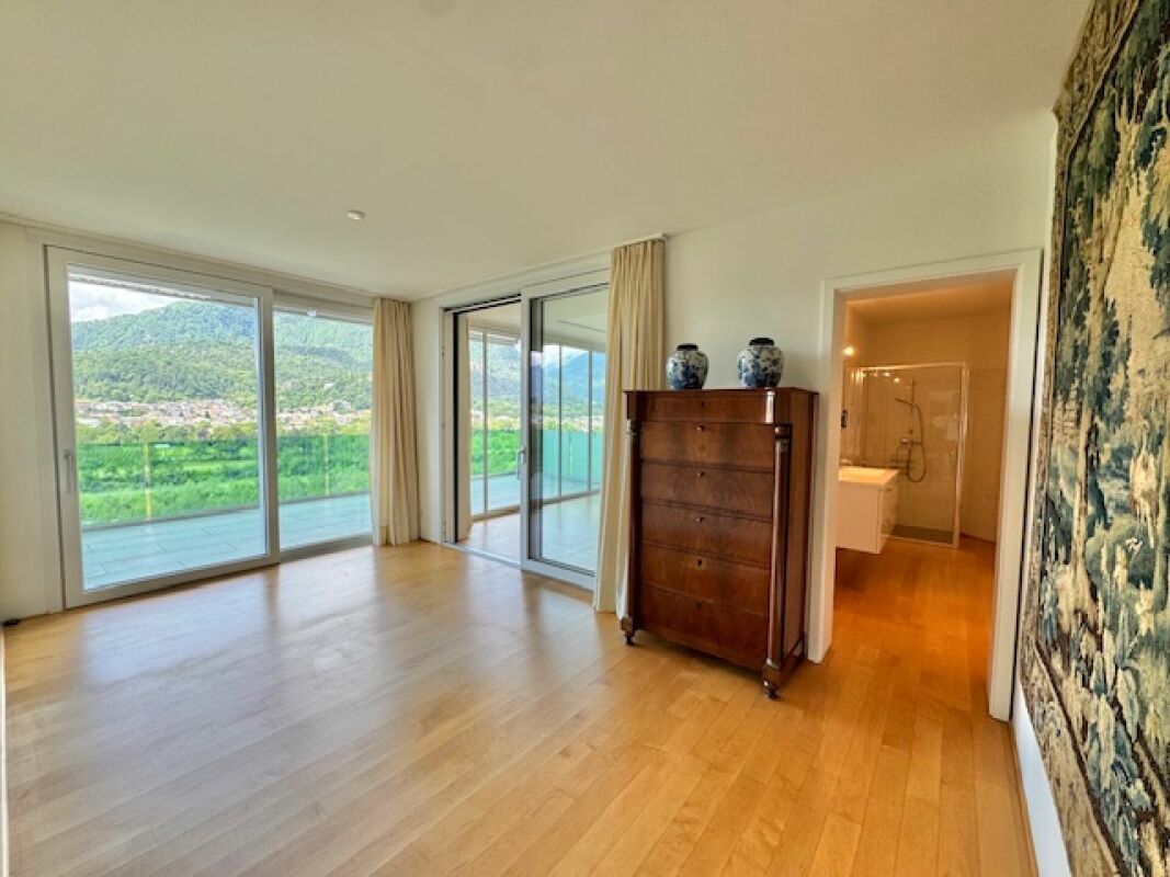 Heller Wohnraum mit Panoramablick und Zugang zum Bad