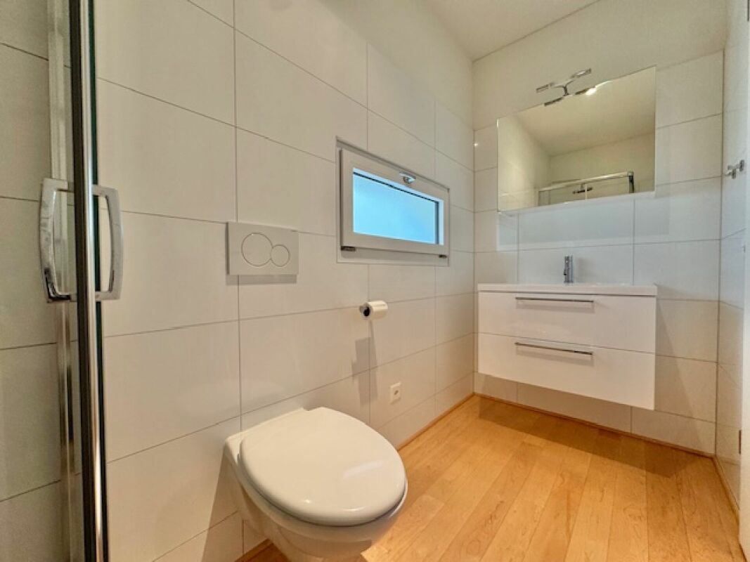 Modernes Badezimmer mit Waschtisch und WC