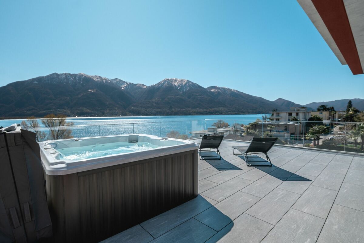 Dachterrasse mit Whirlpool und Seeblick