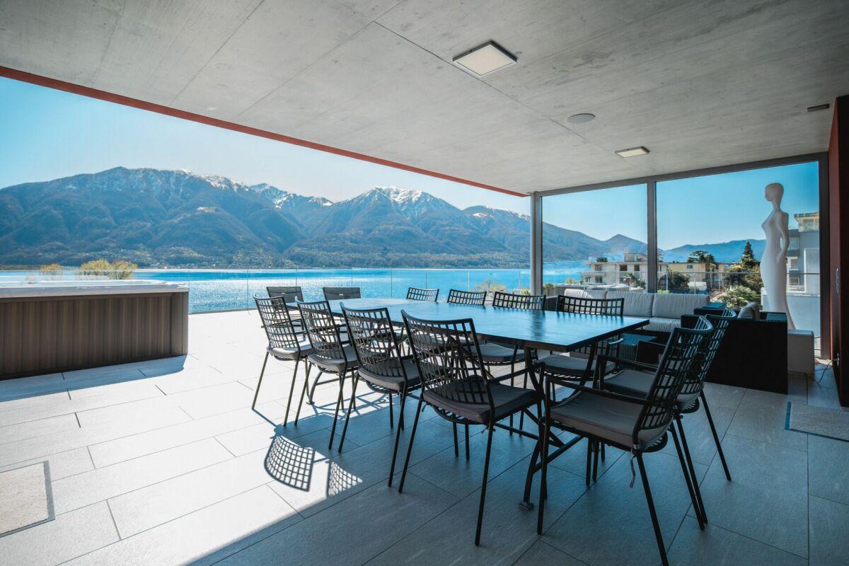 Überdachte Terrasse mit Seeblick