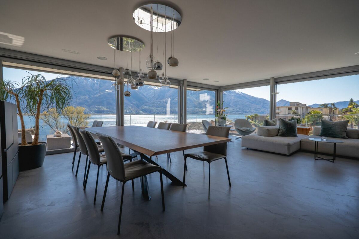 Offener Wohn- und Essbereich mit Seeblick