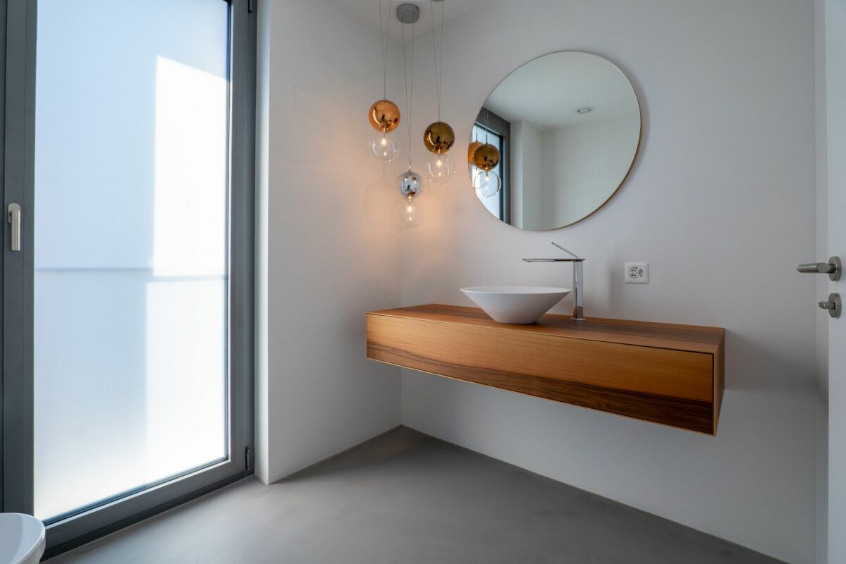 Modernes Badezimmer mit schwebendem Waschtisch