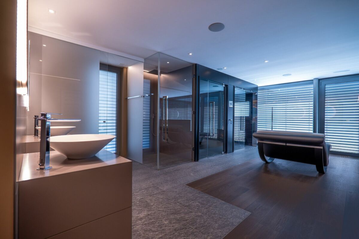 Modernes Badezimmer mit Glasdusche und Doppelwaschtisch