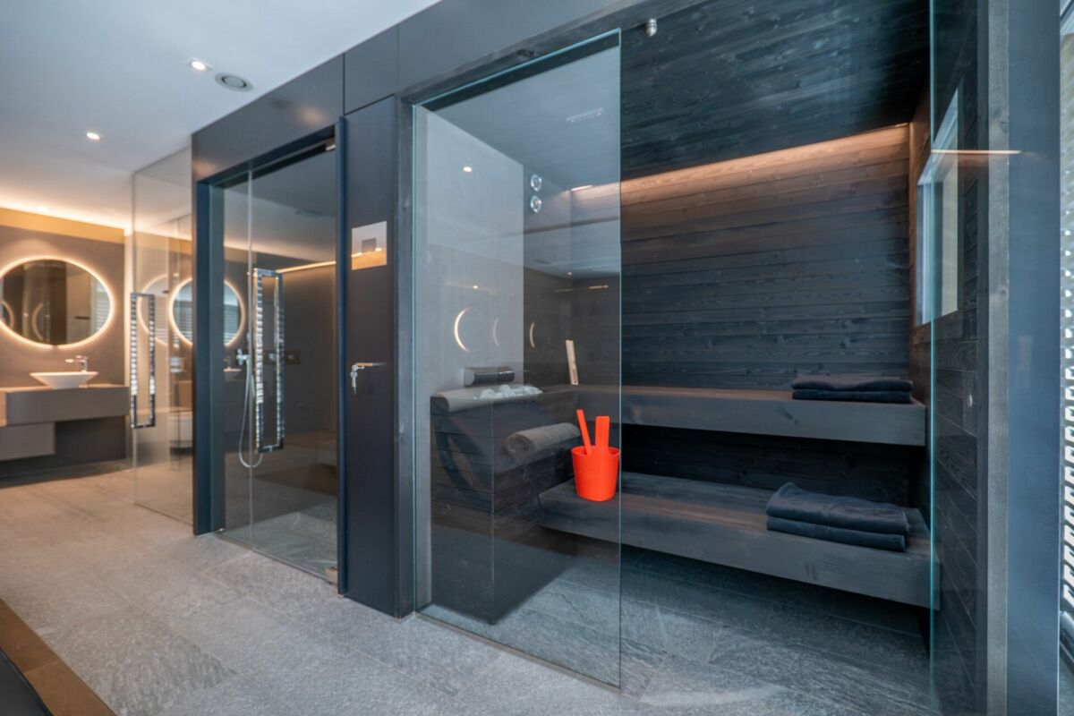 Luxuriöser Spa-Bereich mit Glas-Sauna
