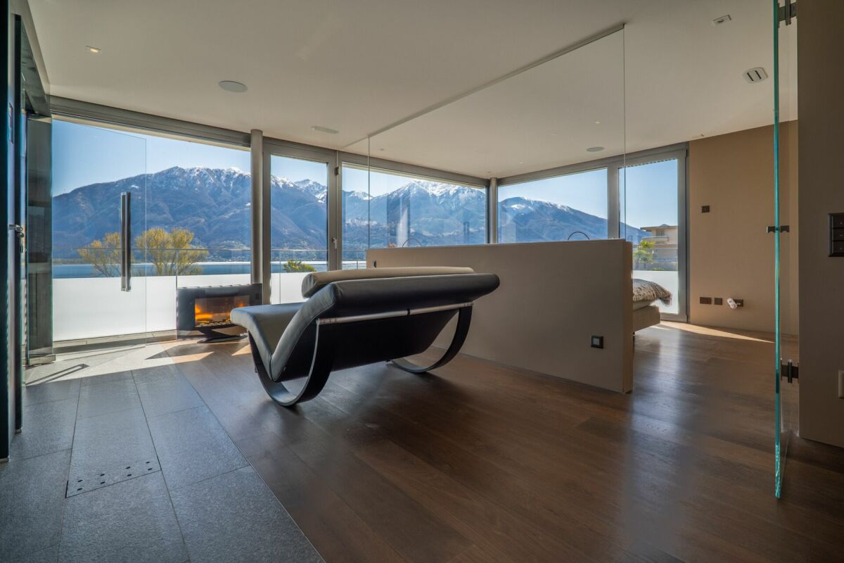 Modernes Schlafzimmer mit Panoramablick