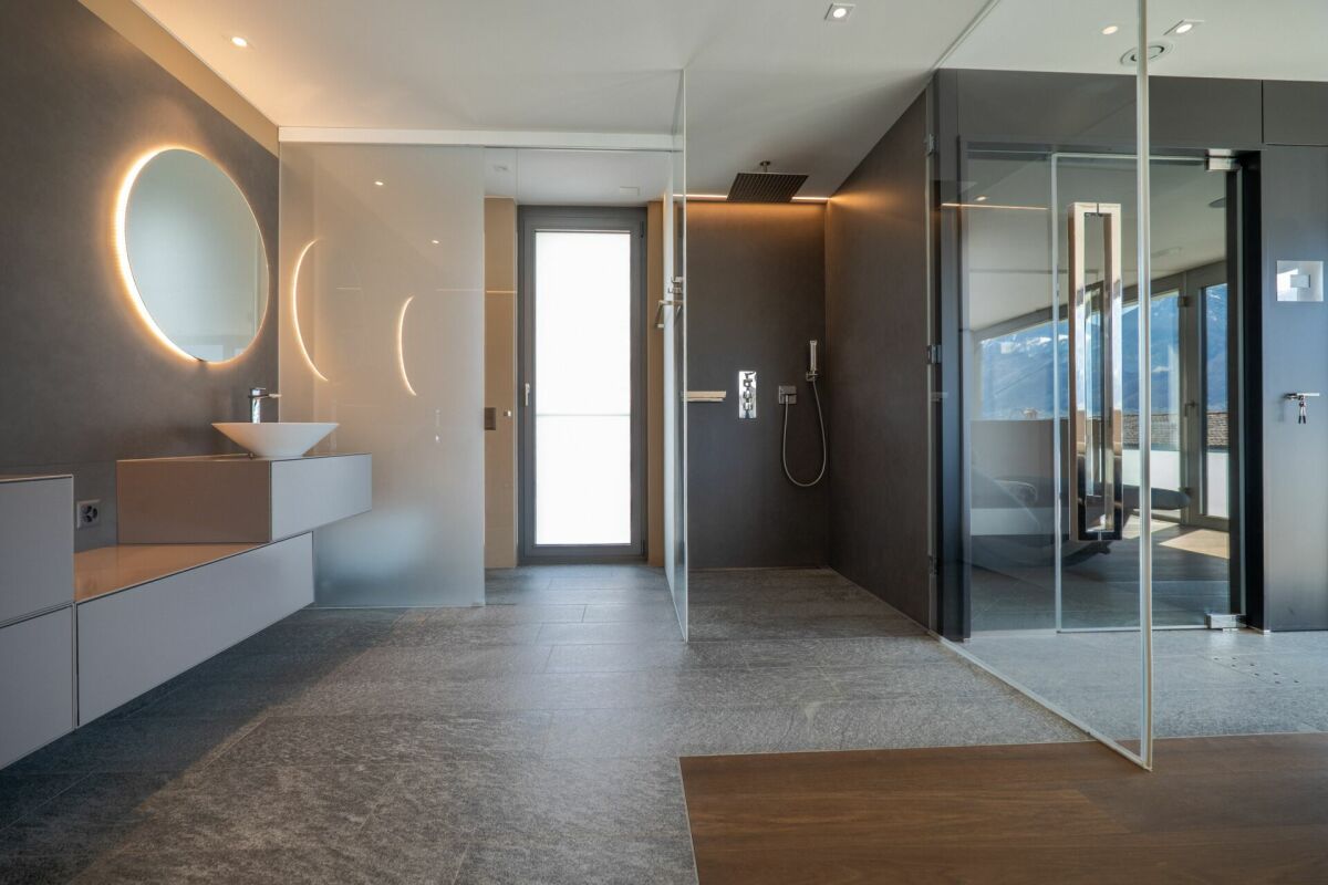Modernes Badezimmer mit begehbarer Dusche und LED-Spiegel