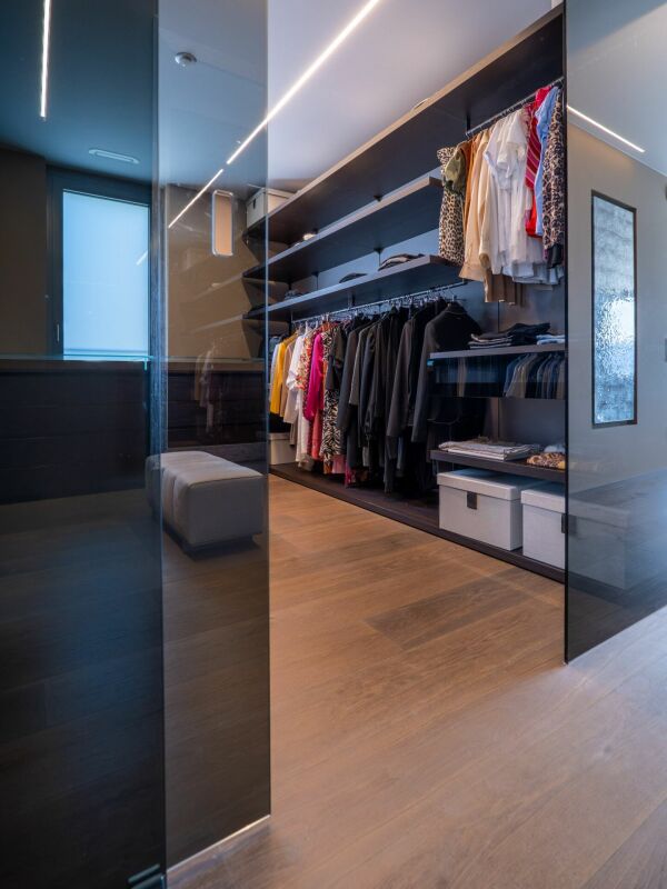 Begehbarer Kleiderschrank mit Glasabtrennung