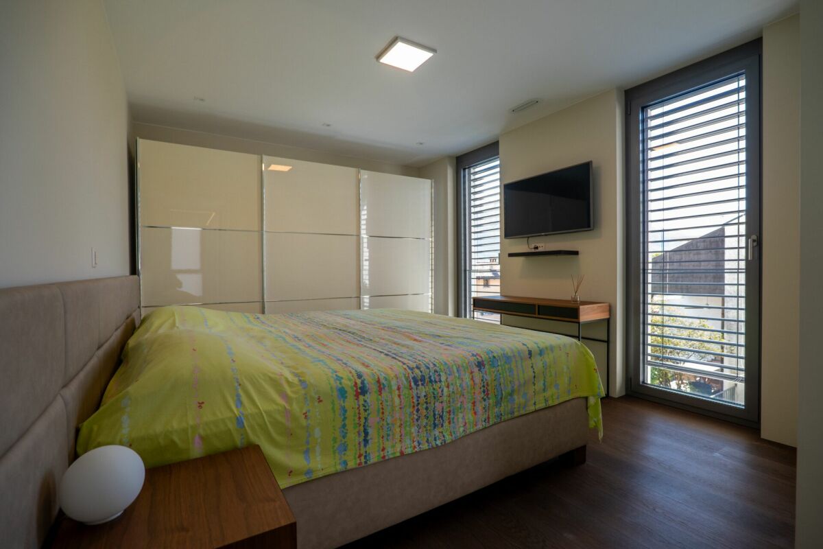 Modernes Schlafzimmer mit großen Fenstern