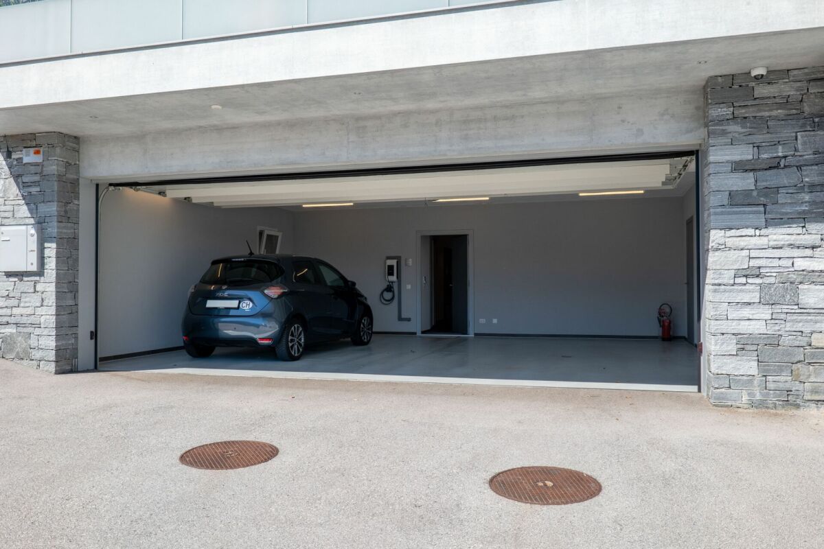 Moderne Garage mit offenem Tor