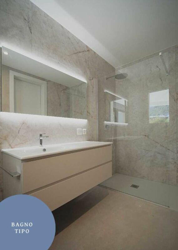 Modernes Badezimmer mit großer Walk-in-Dusche
