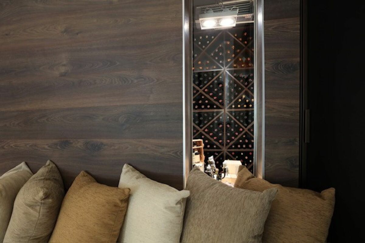 Gemütliche Sitzecke mit Holzpaneelwand und Weinregal