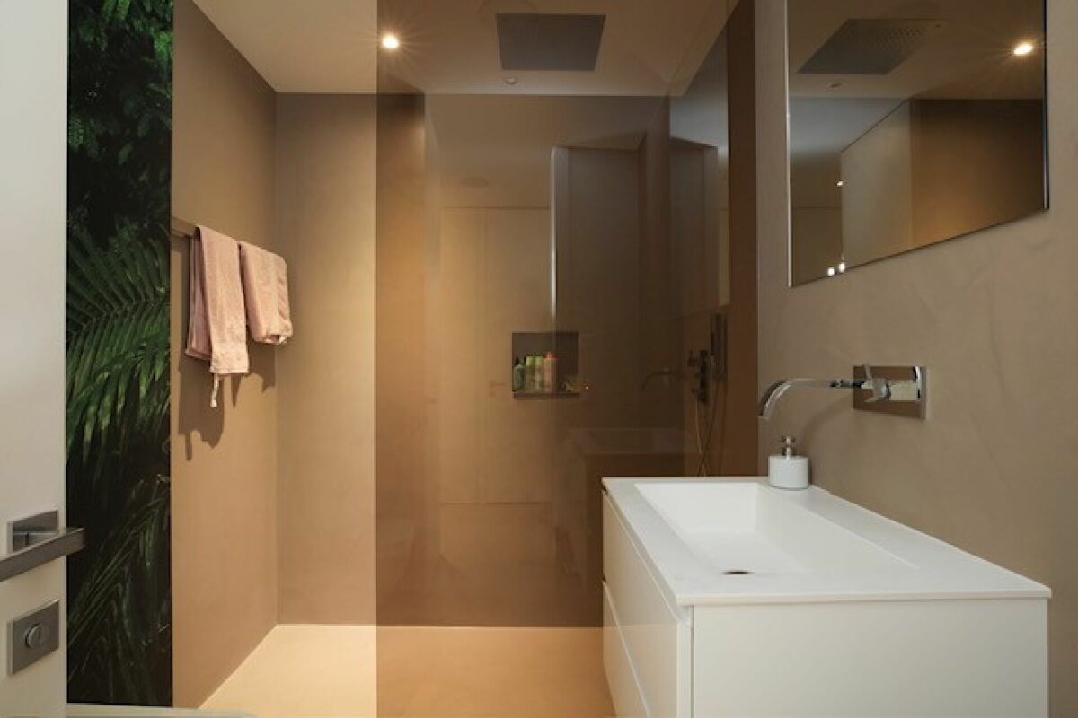 Modernes Badezimmer mit Walk-in-Dusche und Waschtisch
