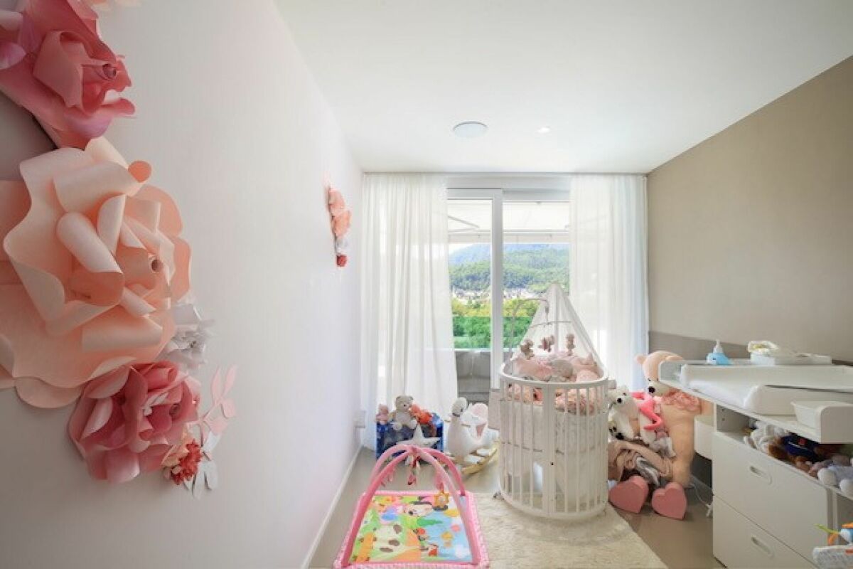 Kinderzimmer mit Balkonblick