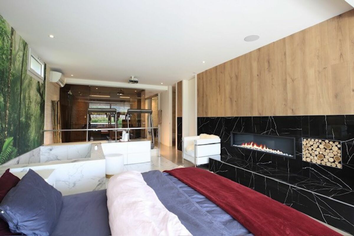 Modernes Schlafzimmer mit Kaminwand