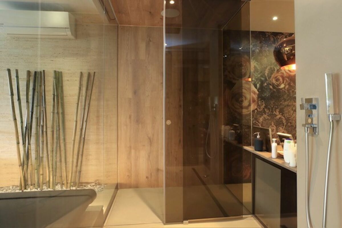 Modernes Badezimmer mit Glasdusche