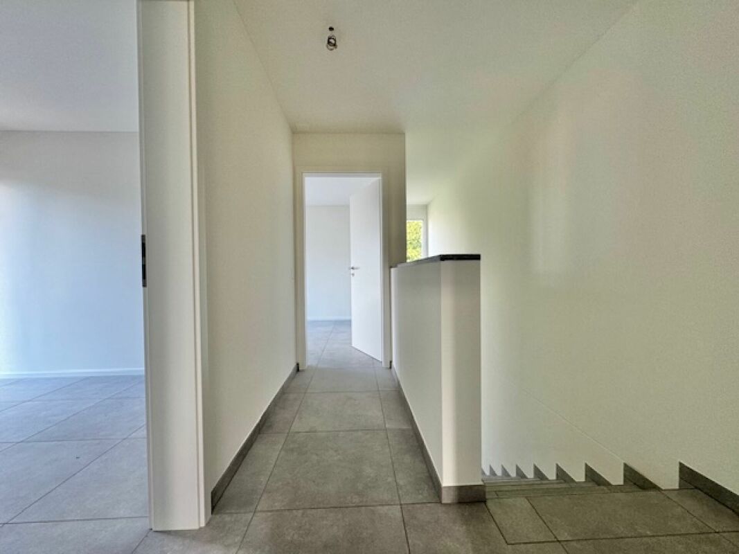 Minimalistischer Flur mit Treppe und Türen