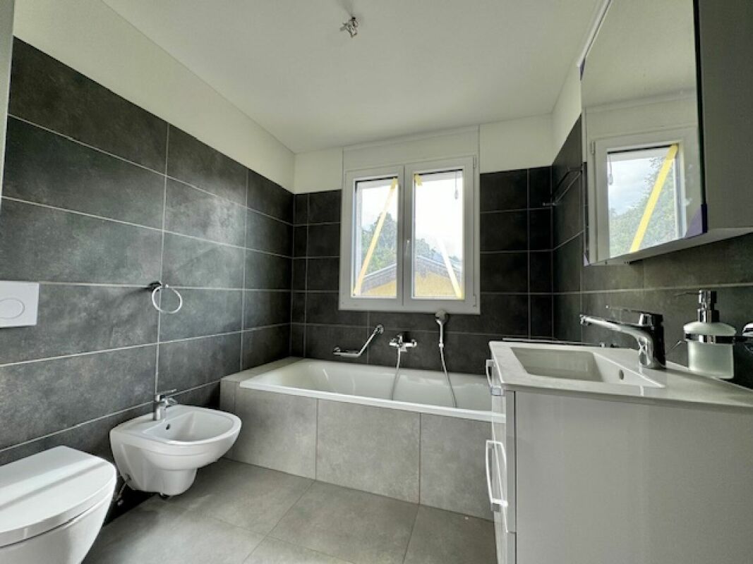 Modernes Badezimmer mit Badewanne und Waschtisch