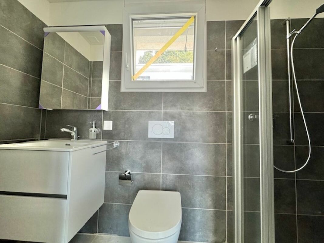 Modernes Badezimmer mit Dusche und Waschtisch
