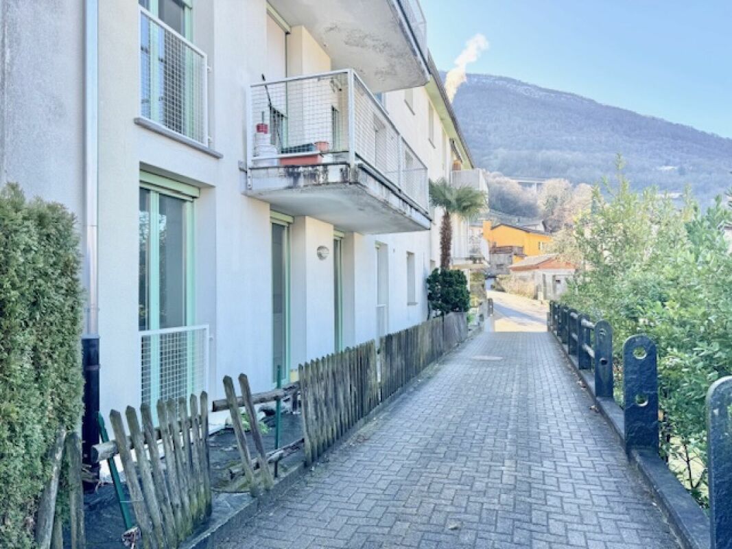 Wohnhaus mit Balkon und Bergblick