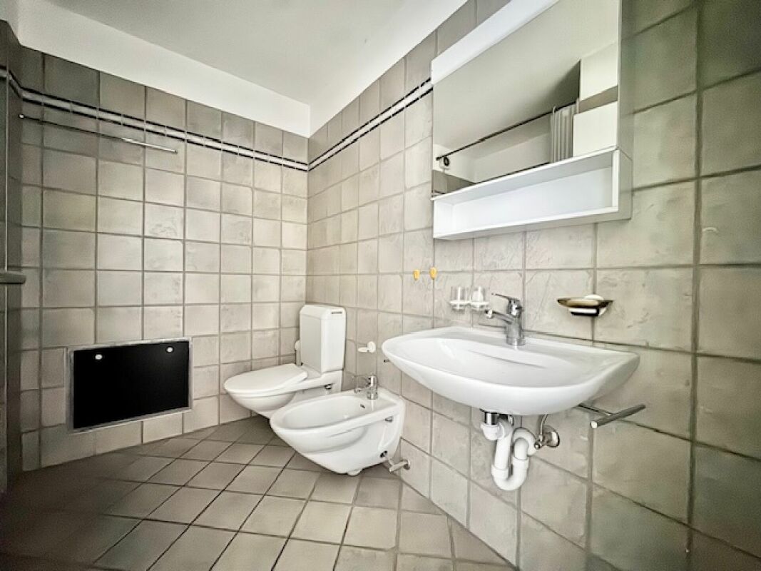 Kleines Badezimmer mit Wand-WC und Waschbecken