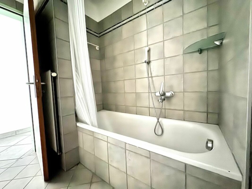 Badezimmer mit Badewanne und Duscharmatur