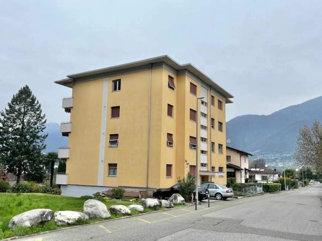 Mehrfamilienhaus an ruhiger Straße mit Bergkulisse
