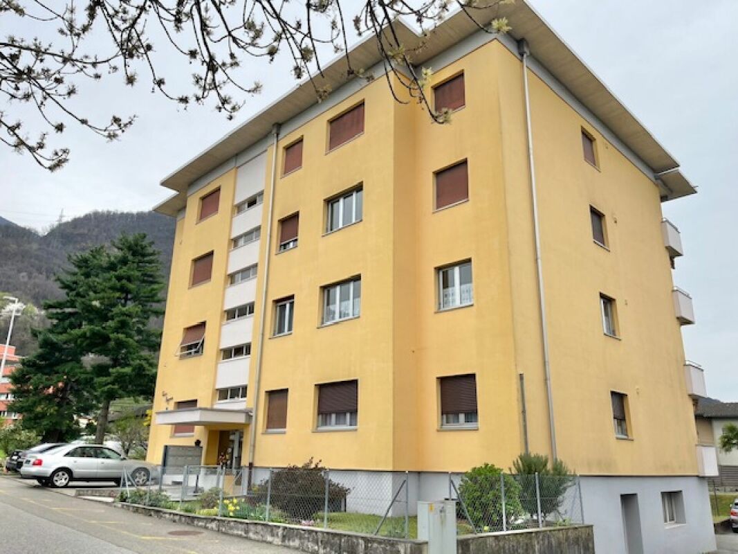 Mehrfamilienhaus mit gelber Fassade