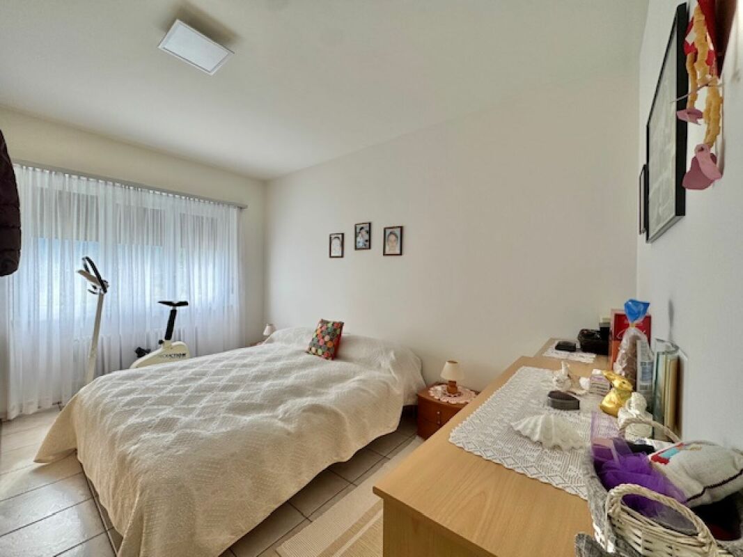 Schlafzimmer mit großem Fenster und Schreibtisch