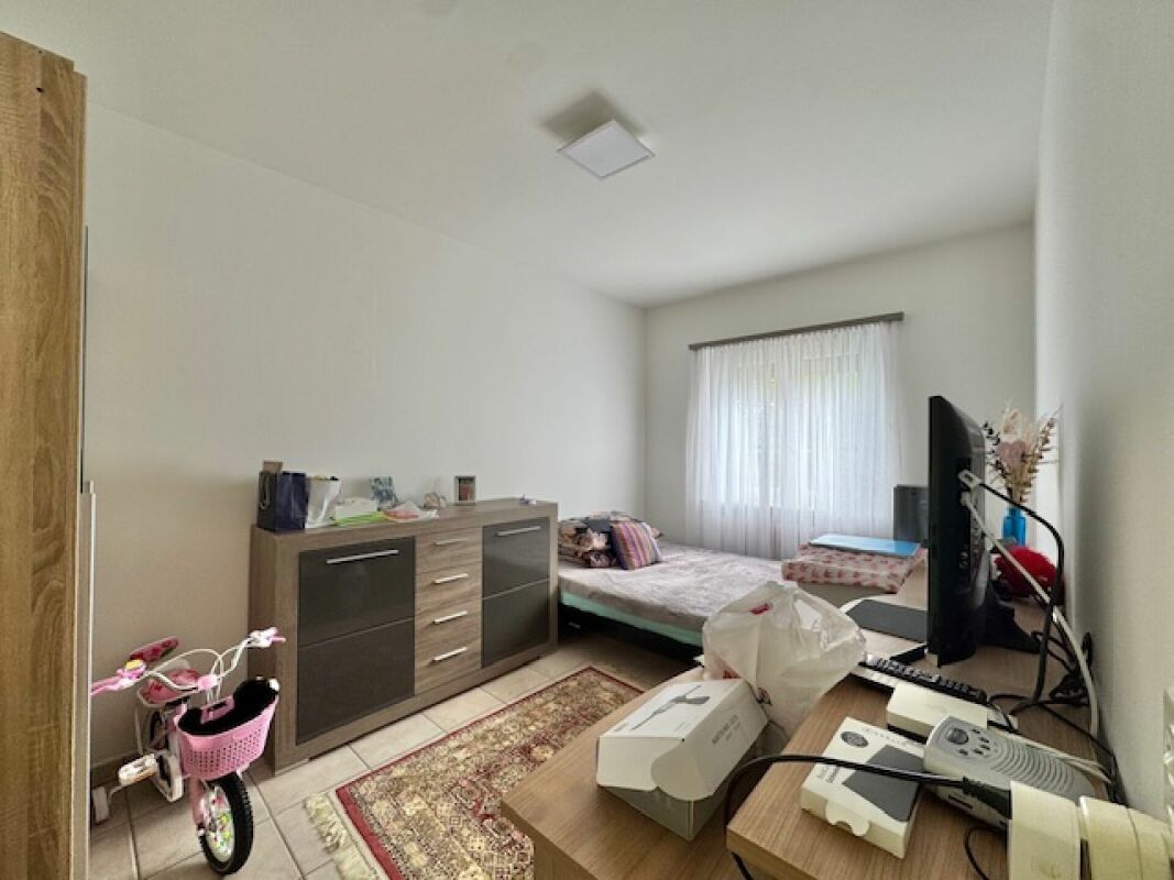 Schlafzimmer mit einfachem Mobiliar