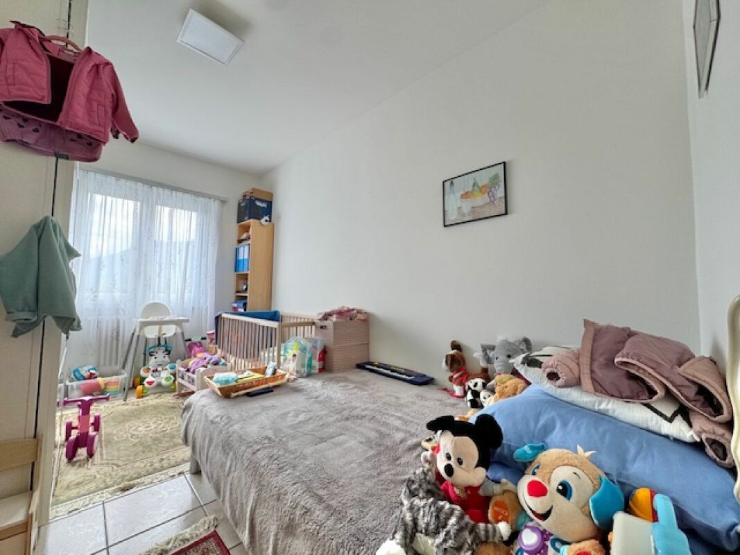 Kinderzimmer mit Bett und Spielbereich