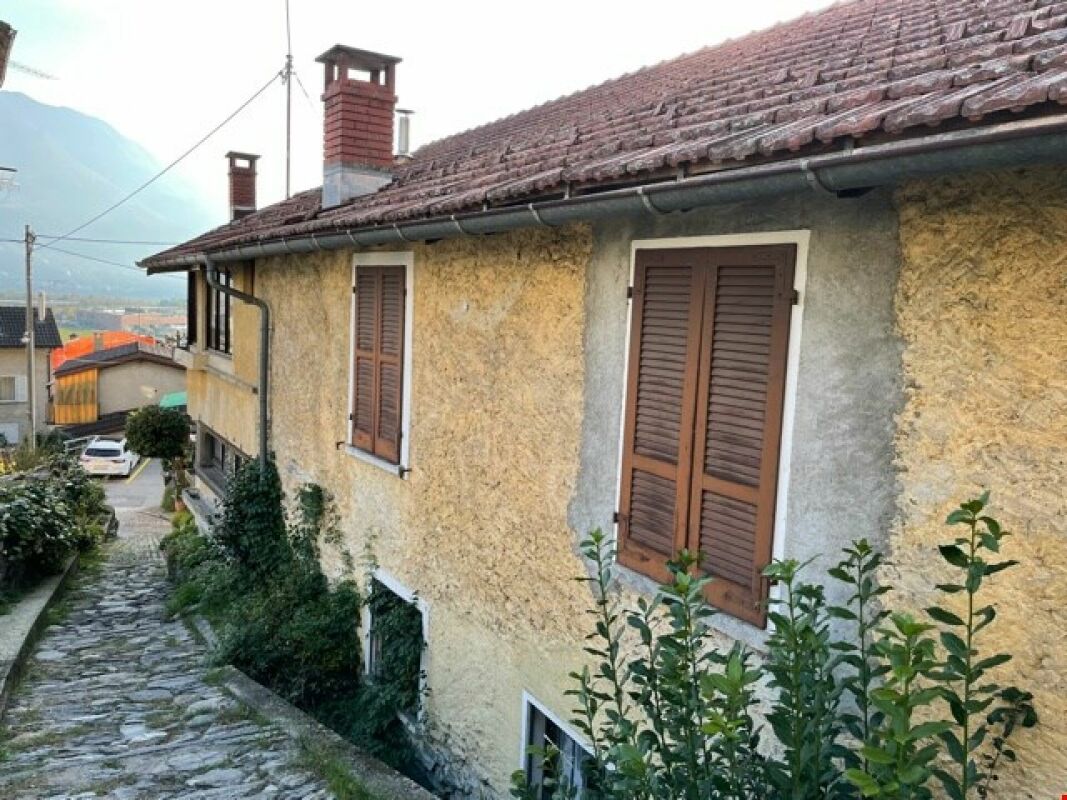 Äußere Ansicht eines traditionellen Hauses mit Schindeldach