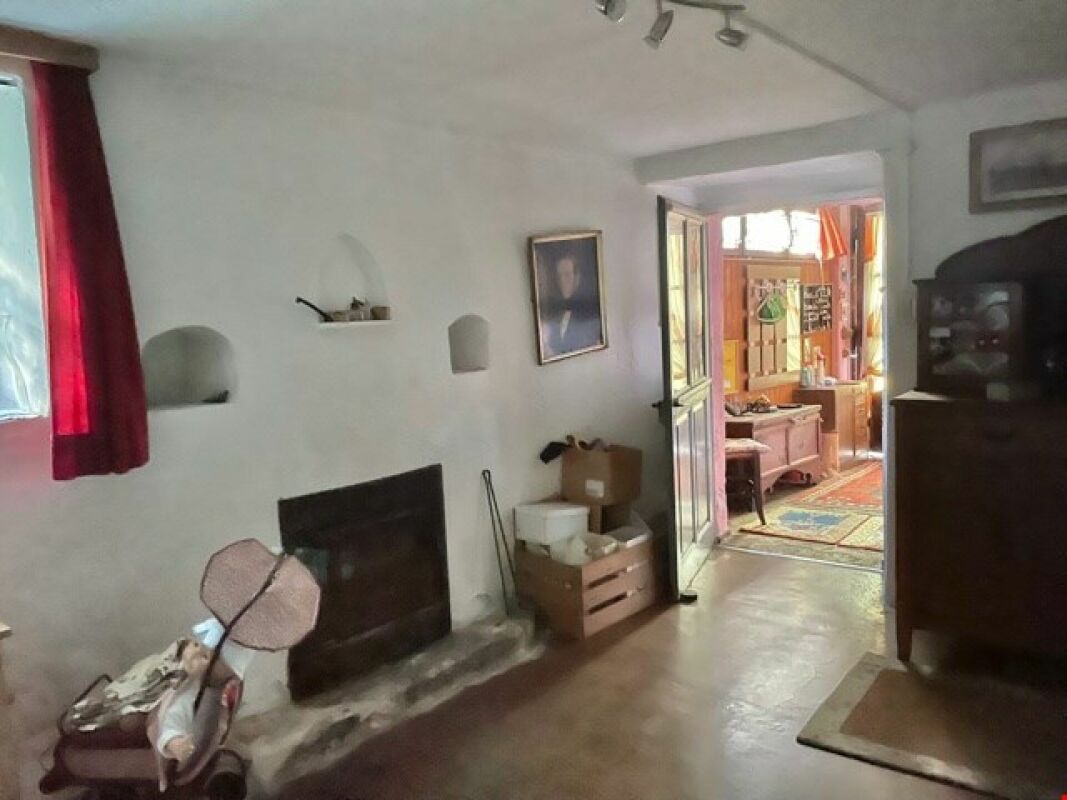 Wohnzimmer mit Durchgang zu einem angrenzenden Raum