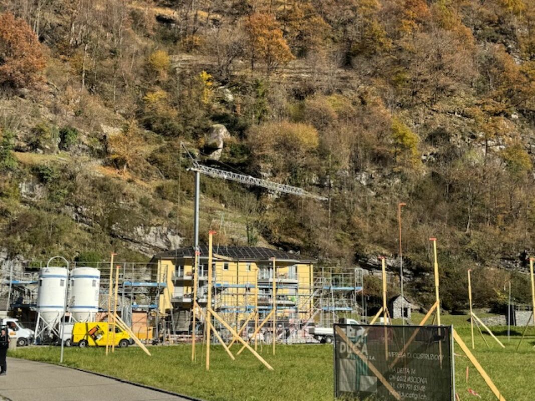 Baustelle in hügeliger Landschaft