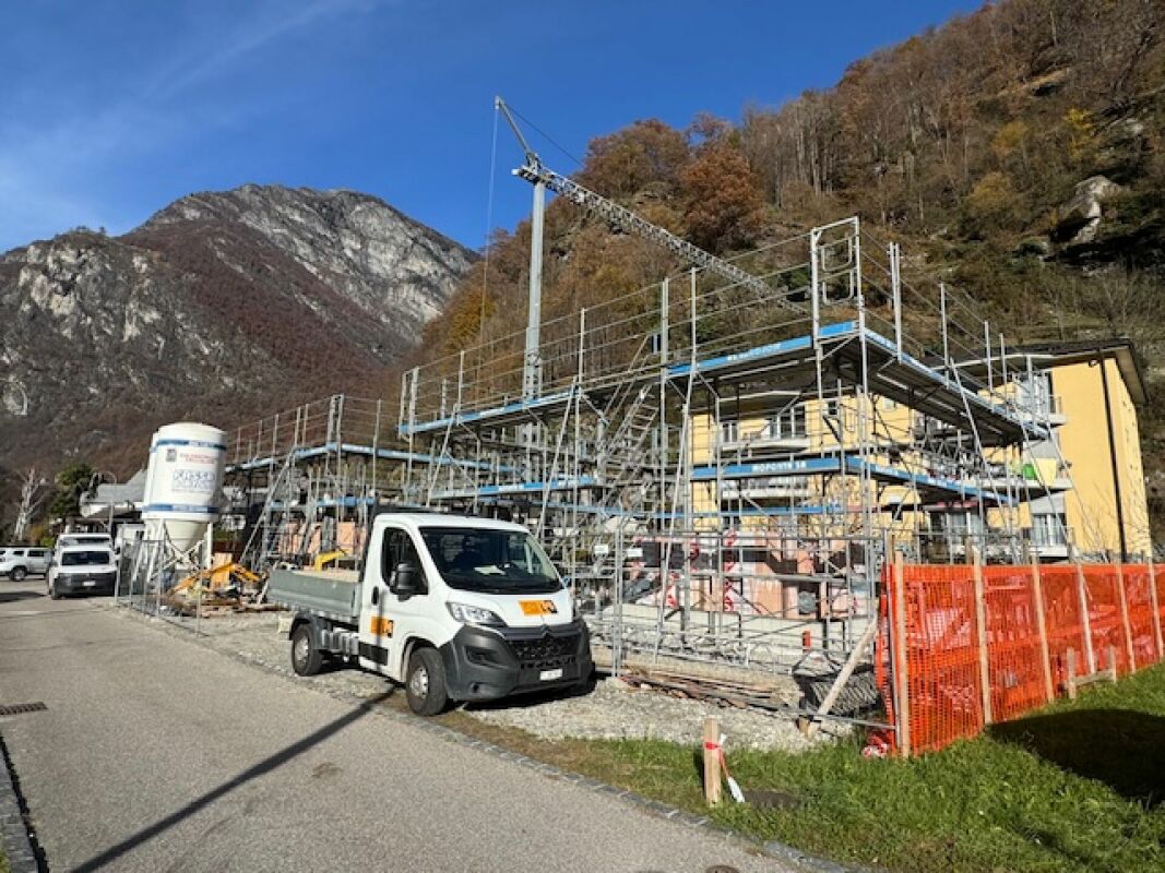 Baugerüst vor einem Gebäude in bergiger Umgebung