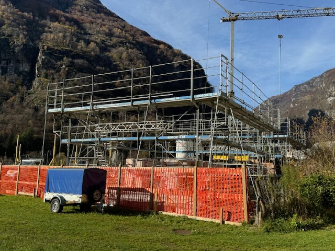 Baustelle im Freien mit Gerüst