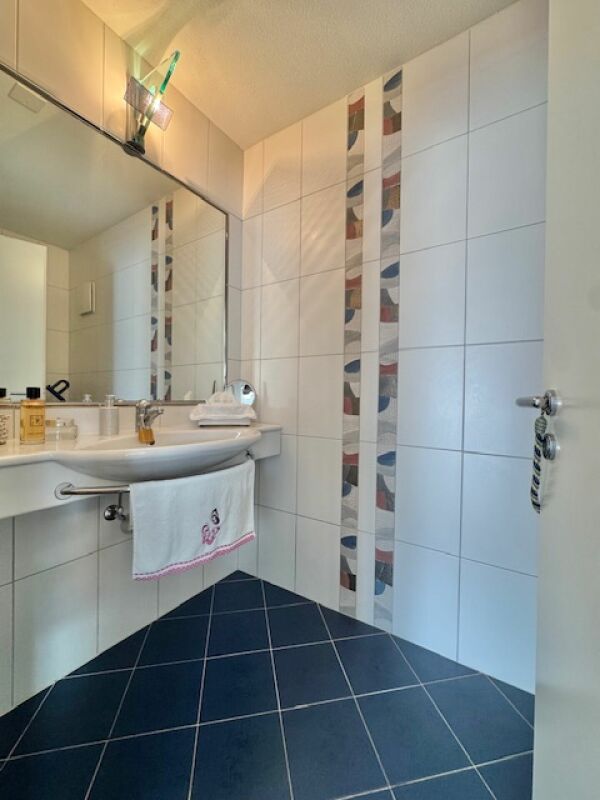 Badezimmer mit Waschbecken und Spiegel