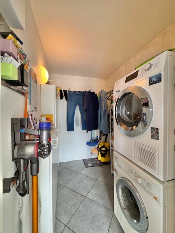 Hauswirtschaftsraum mit Waschmaschine und Trockner