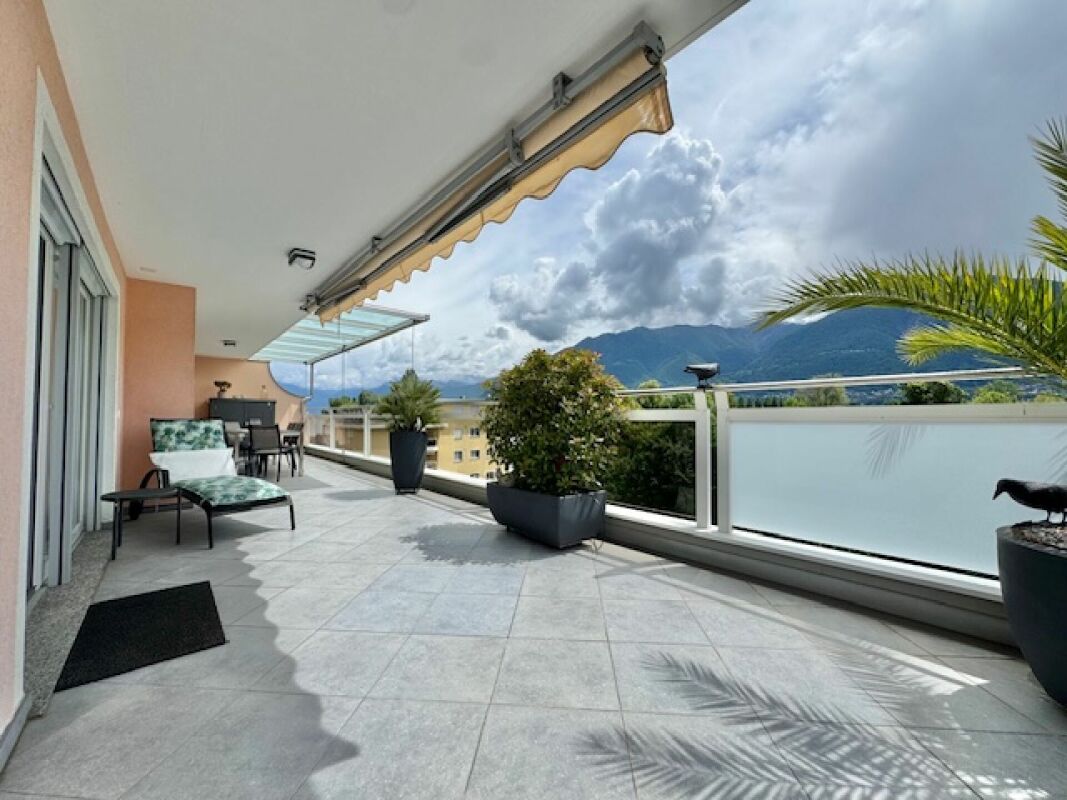 Große Terrasse mit Bergblick