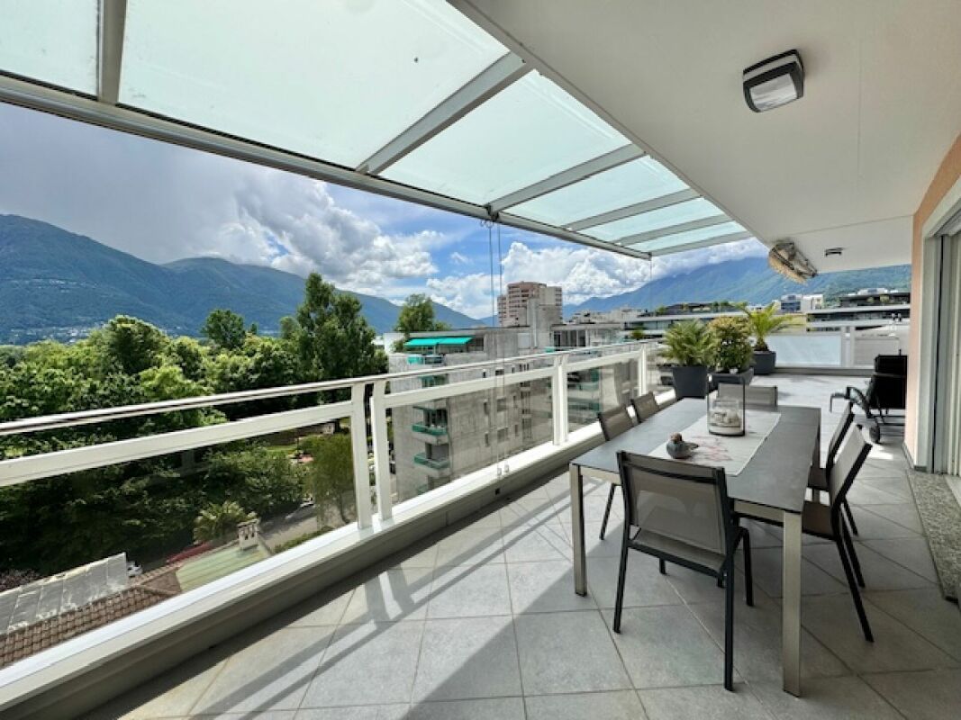 Großer Balkon mit Bergblick